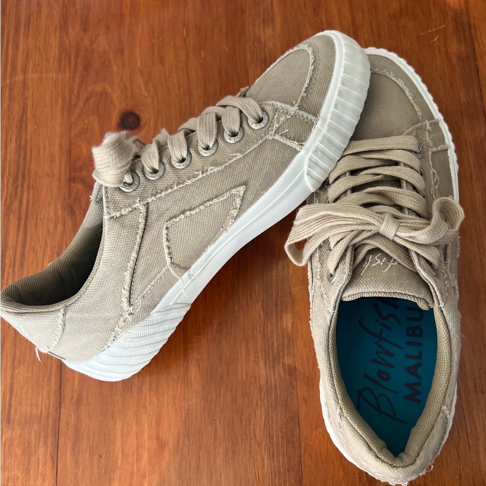 Like brand new size 8, women’s sneakers by Blowfish.